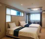 Kamar Tidur 5 R&T Hotel