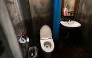 Toilet Kamar 5 TwoTwo House