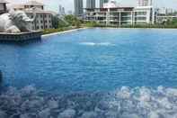 สระว่ายน้ำ Baan Sathorn Riverfront