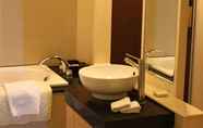 In-room Bathroom 2 Maison de Chine Hotel Taichung - Chao Yin Building