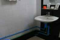 Toilet Kamar Royal Diamond Hotel