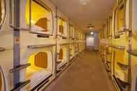 Bedroom Sauna & Capsule Hotel Hollywood - Caters to Men