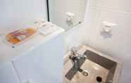 In-room Bathroom 5 St Christopher's Budget Hotel Paris