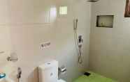 Toilet Kamar 7 Sam's Guest House