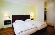 Kamar Tidur 2 Hotel & Restaurant Menge