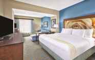 Bedroom 6 La Quinta Inn & Suites by Wyndham Niagara Falls