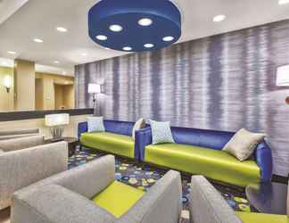 Lobi 2 La Quinta Inn & Suites by Wyndham Niagara Falls