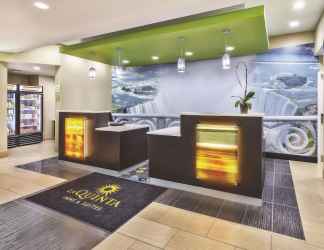 Lobi 2 La Quinta Inn & Suites by Wyndham Niagara Falls