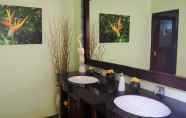 Toilet Kamar 6 The Gecho Inn Town