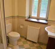 In-room Bathroom 2 Dadi Parnassus Mansion