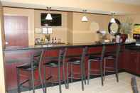 Bar, Kafe, dan Lounge Castle Rock Inn & Suites