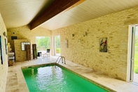 Swimming Pool Les Gites du Château Mont D'onel