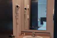 In-room Bathroom Interlake Motel