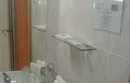 Toilet Kamar 6 Hotel Benda