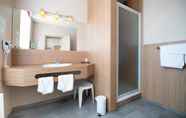 In-room Bathroom 5 Hotel Infotel