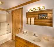 In-room Bathroom 7 Bell 2 Lodge