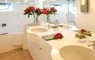 In-room Bathroom 7 Pacific Jemm - Luxury Super Yacht