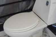 Toilet Kamar Solo Residence in Central