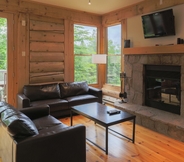 พื้นที่สาธารณะ 2 Tremblant Mountain Chalets