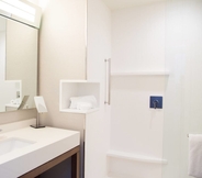 In-room Bathroom 6 Courtyard by Marriott Oxford