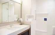 In-room Bathroom 6 Courtyard by Marriott Oxford