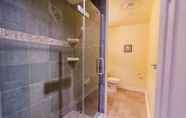 Phòng tắm bên trong 4 Claire Glen Chalet