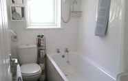 In-room Bathroom 7 Castlefield Cottage in Central Cupar