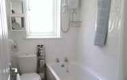 Phòng tắm bên trong 7 Castlefield Cottage in Central Cupar