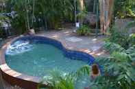 Swimming Pool Frogshollow Backpackers