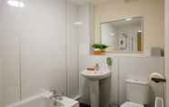 Toilet Kamar 3 Printworks Apart-Hotel