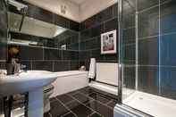 In-room Bathroom Queens Circus Serviced Apartment