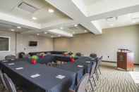 Functional Hall Comfort Suites Regina