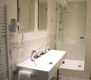 In-room Bathroom 6 Saillant Hotel Maastricht City Centre