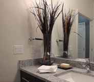 In-room Bathroom 6 1919 Clarendon by Executive Apartments