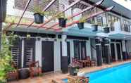 Kolam Renang 7 VIBOLA Guesthouse