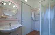 Toilet Kamar 4 Hotel Blue Ribbon