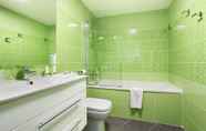 In-room Bathroom 7 Odalys City Marseille Prado Castellane