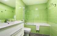 In-room Bathroom 7 Odalys City Marseille Prado Castellane