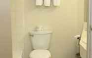 Toilet Kamar 7 Continental Inn & Suites