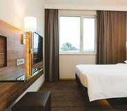 Bedroom 7 MOXY Munich Airport