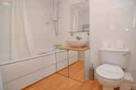 In-room Bathroom Apartment Wharf – Meridian Place