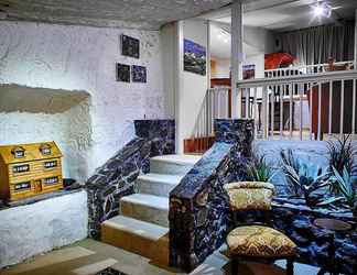 Lobi 2 Underground Bed and Breakfast