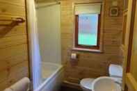 In-room Bathroom The Log Cabin Glebe Farm
