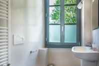 Phòng tắm bên trong Ostello Costa Alta