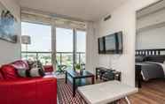 Ruang Umum 3 Life Suites Soho 2 Bed - 2 Bath CN Tower View