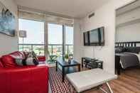 Ruang Umum Life Suites Soho 2 Bed - 2 Bath CN Tower View