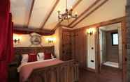 Bedroom 5 Warwick Castle Knight's Village