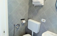 Toilet Kamar 2 Bed and Breakfast Napoletando