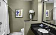 Toilet Kamar 5 Fairfield Inn & Suites Lansing at Eastwood