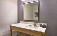 In-room Bathroom 6 La Quinta Inn & Suites by Wyndham Morgantown